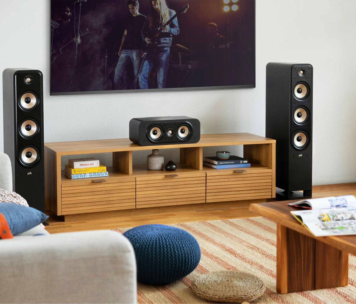 Polk Audio Signature Elite ES30 juodos centrinės kolonėlės, vaizdas interjere iš kitos pusės