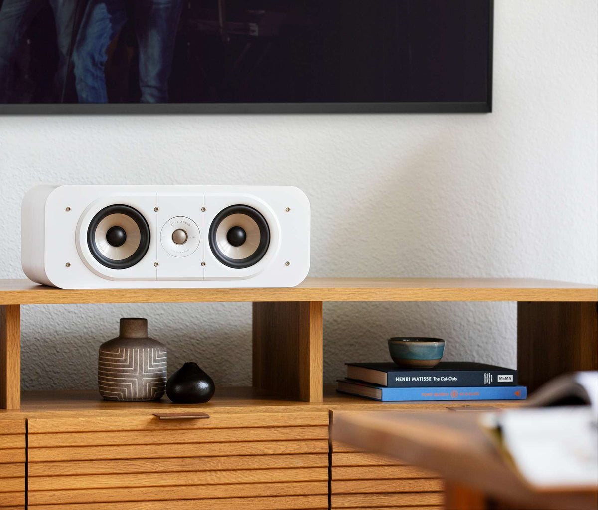 Polk Audio Signature Elite ES30 baltos centrinės kolonėlės, vaizdas interjere