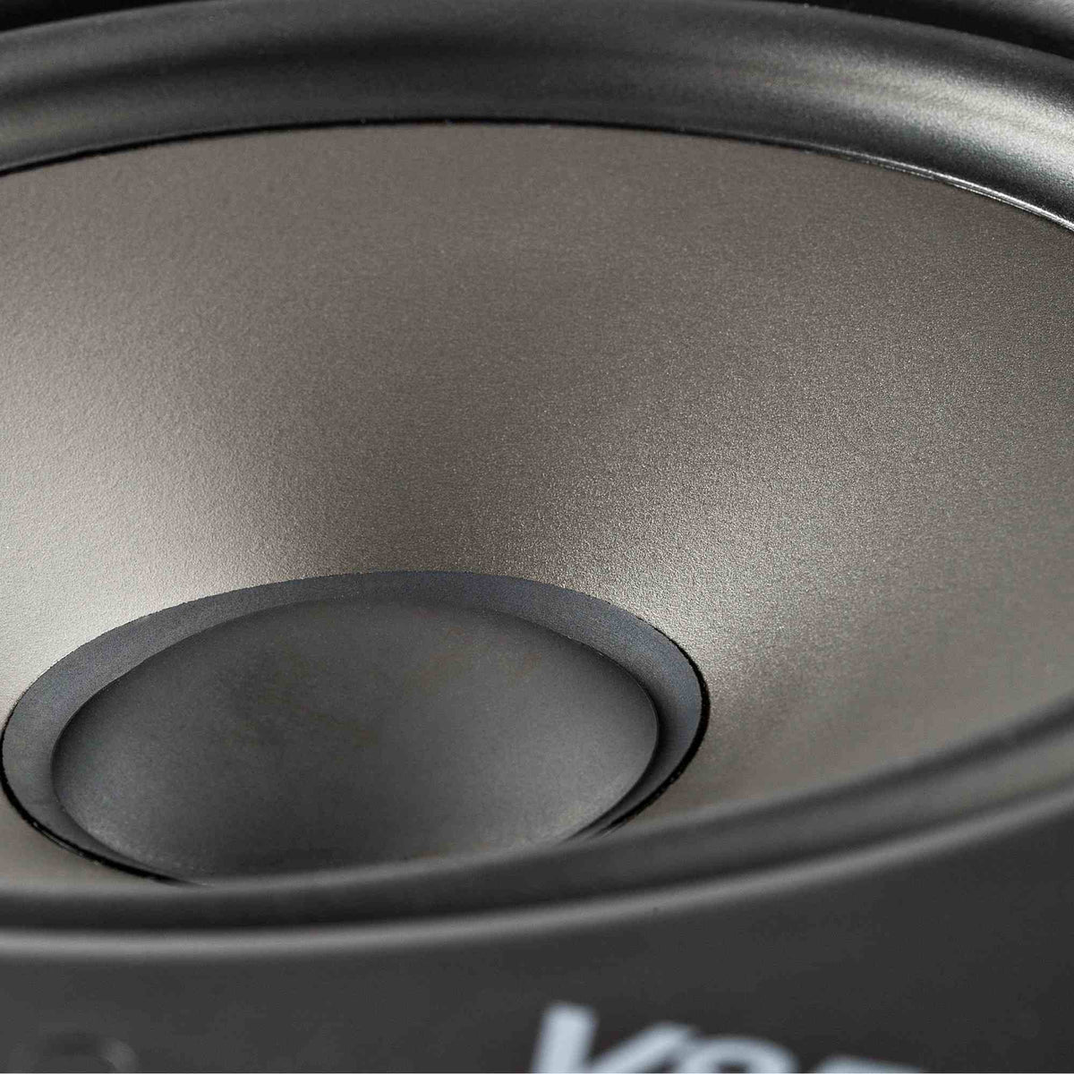Polk Audio V85 į sieną įmontuojama kolonėlė, žemų dažnių garsiakalbio detalė