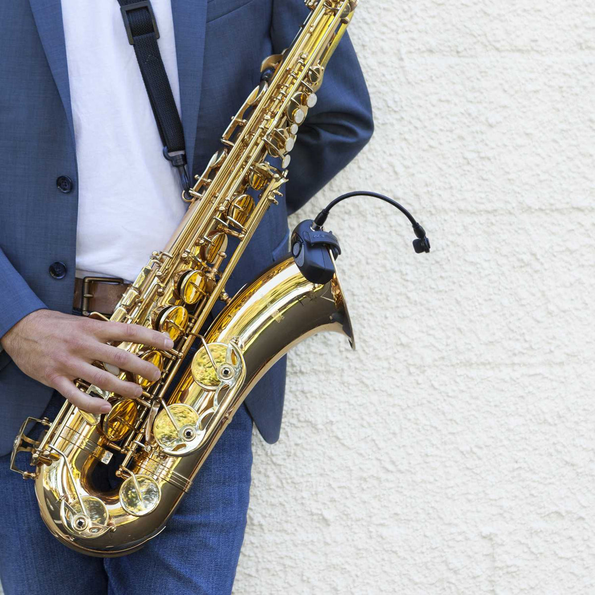 Samson AirLine AWXm Wind Instrument Wireless System, microphone and transmitter clipped to a saxophone