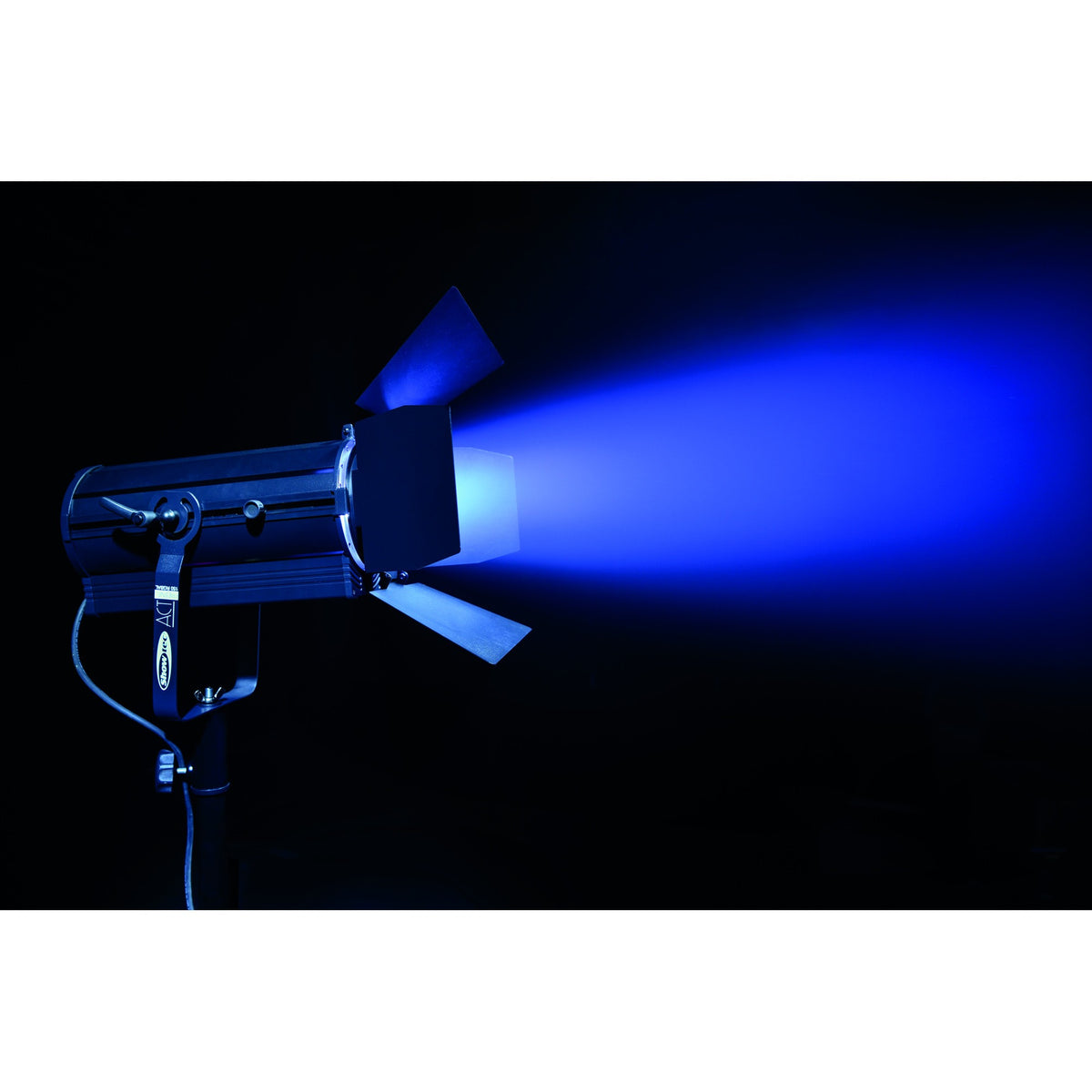 Showtec ACT Fresnel 150 RGBAL Fresnel Spotlight, blue light beam