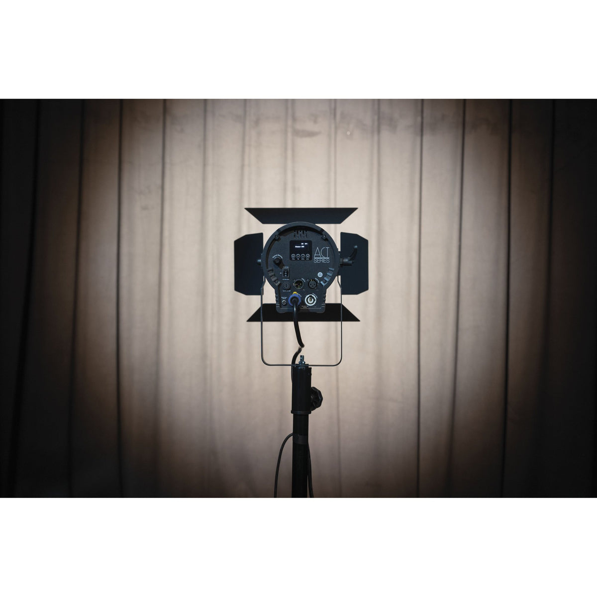 Showtec ACT Fresnel 150 WW Fresnel Spotlight, illuminated backdrop example