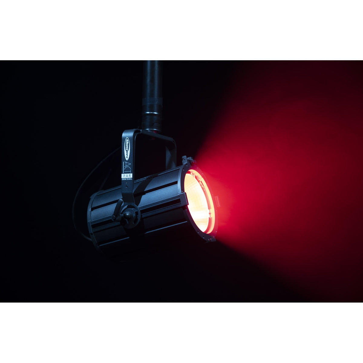 Showtec ACT Par 200 W RGBAL LED PAR prožektorius, raudonos šviesos spindulys tamsoje