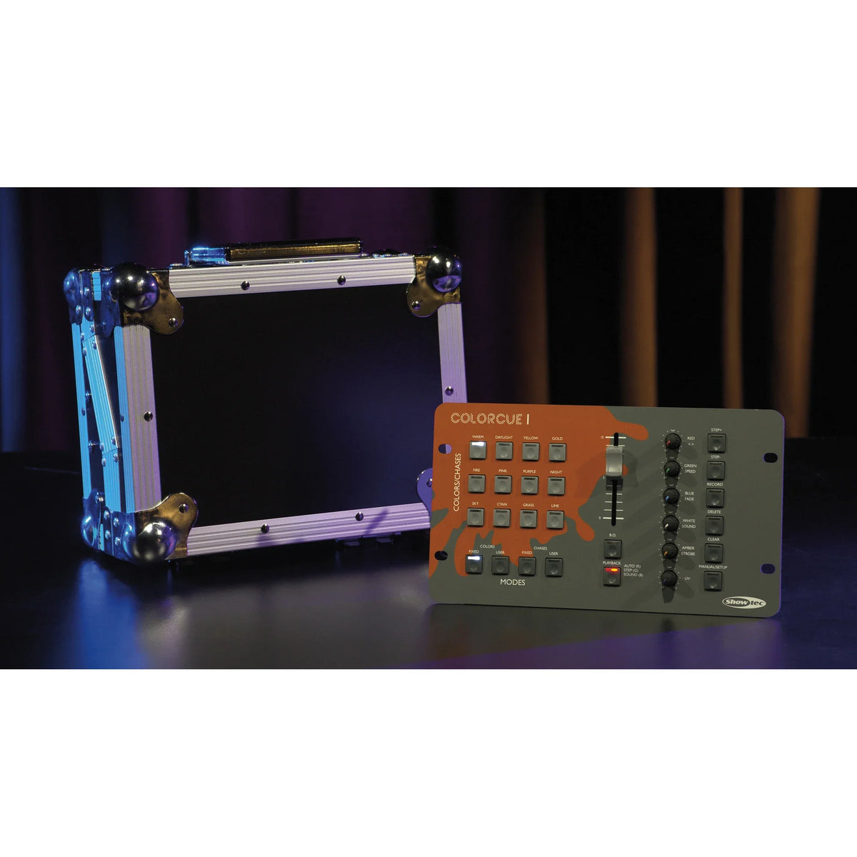 Showtec ColorCue 1 DMX pultas prie transportavimo dėklo, dėklas neįtrauktas