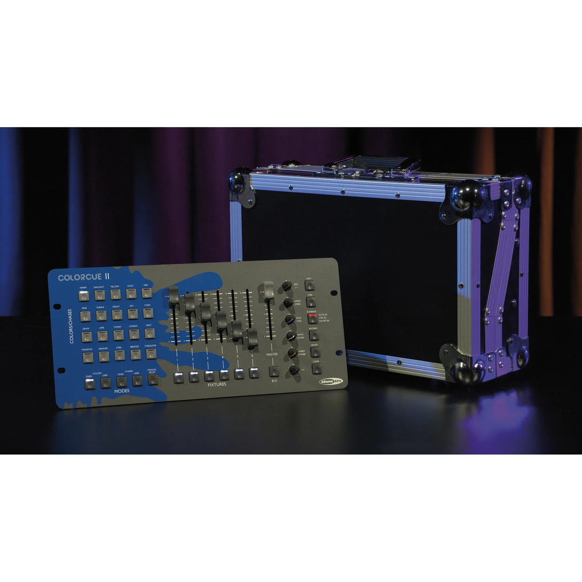 Showtec ColorCue 2 DMX pultas prie transportavimo dėklo, dėklas neįtrauktas