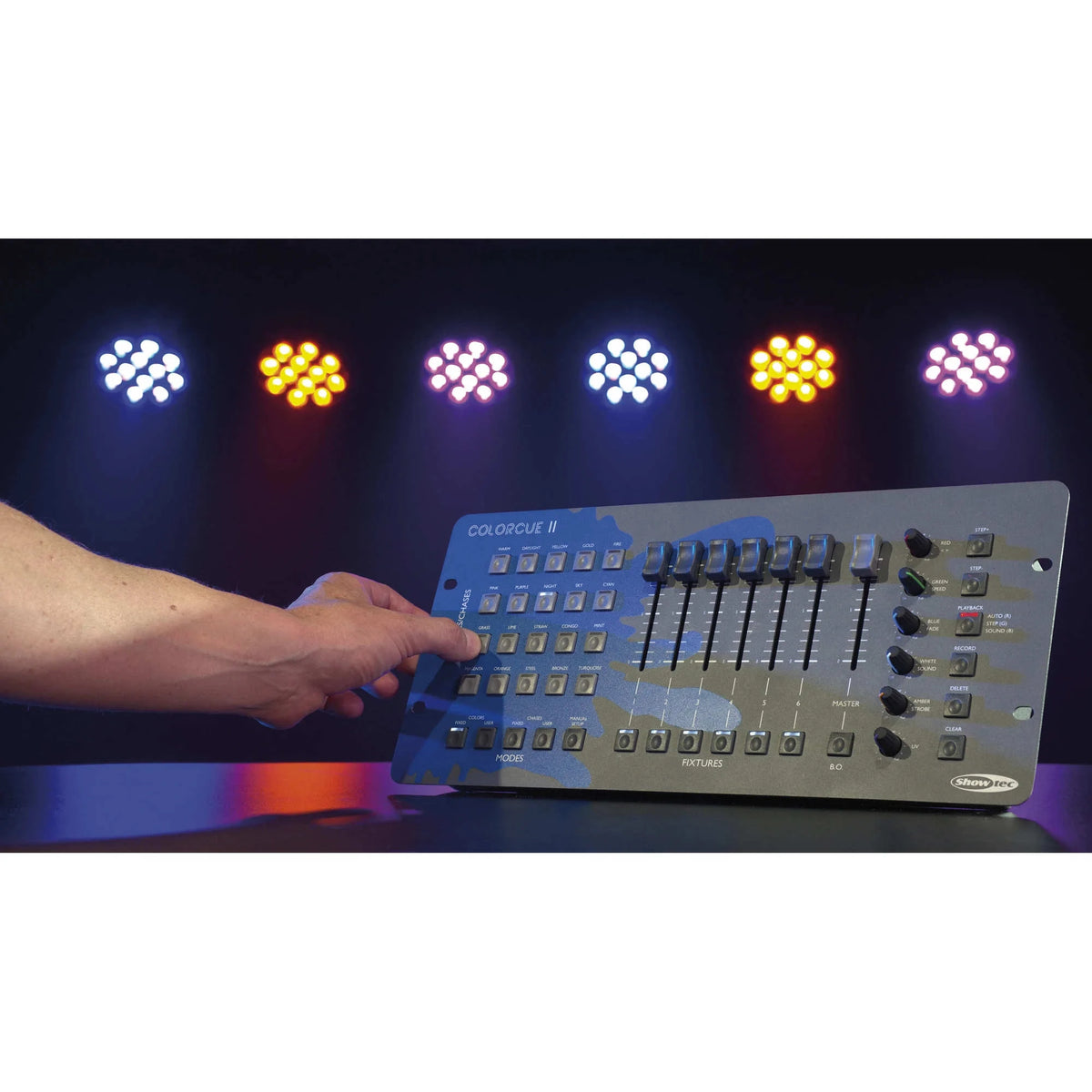 Showtec ColorCue 2 DMX pultas valdomas ranka, fone atskirai parduodami šviestuvai