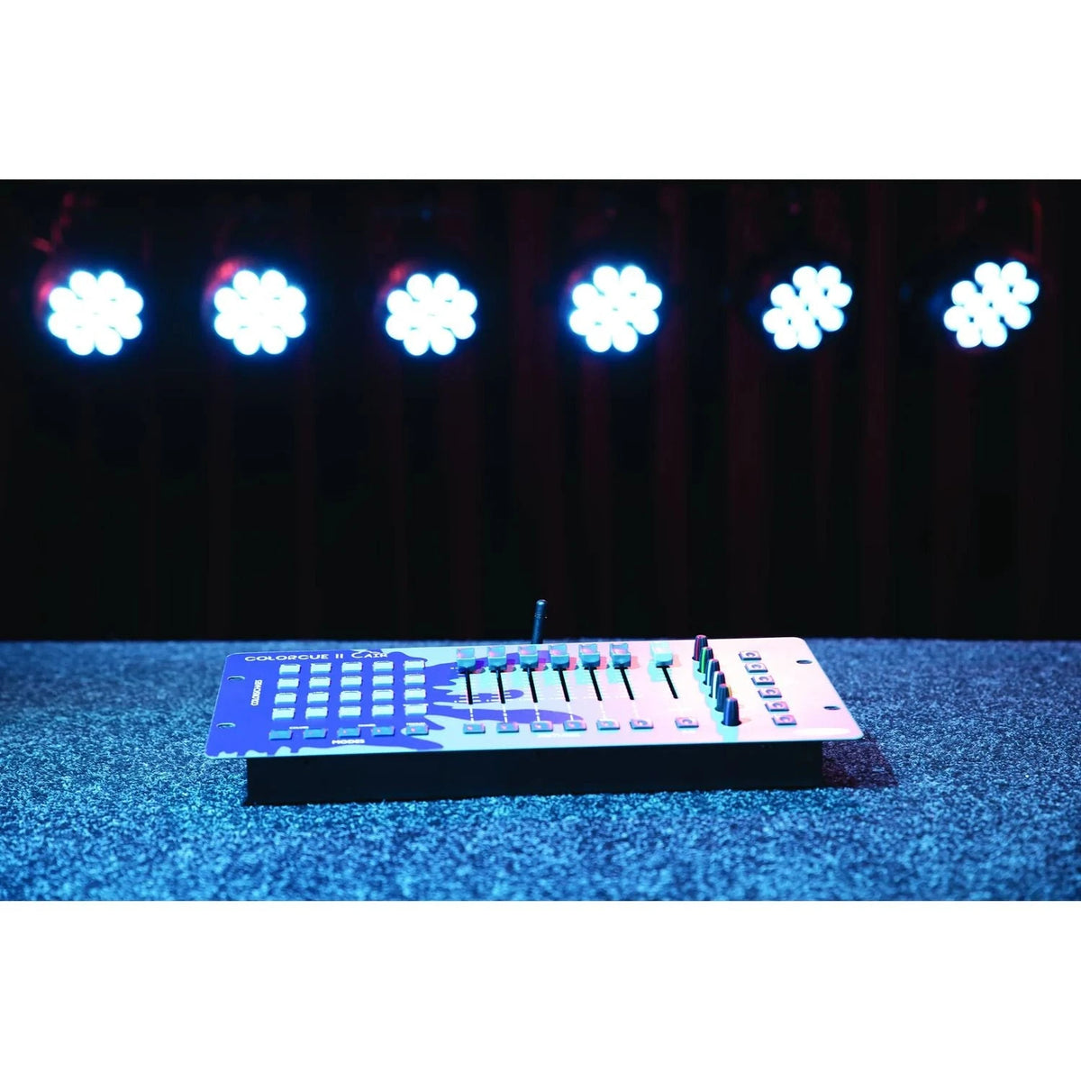 Showtec ColorCue 2 Air DMX pultas, skirtingo ryškumo šviestuvų valdymo pavyzdys
