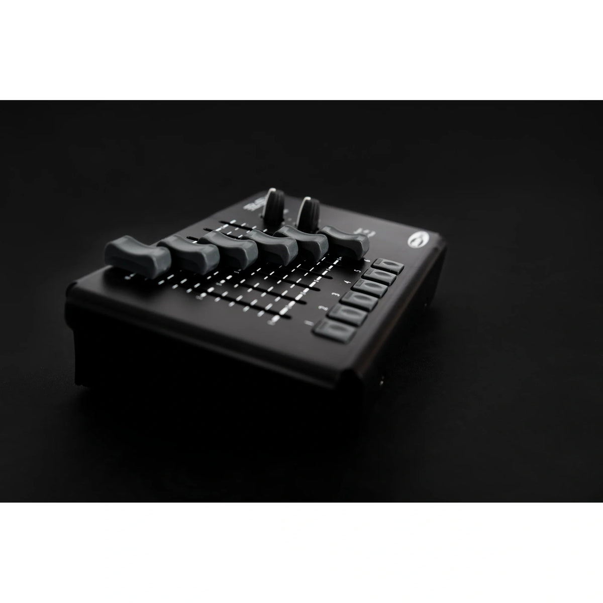 Showtec Easy 6 5-pin DMX pultas, pultas tamsiame fone