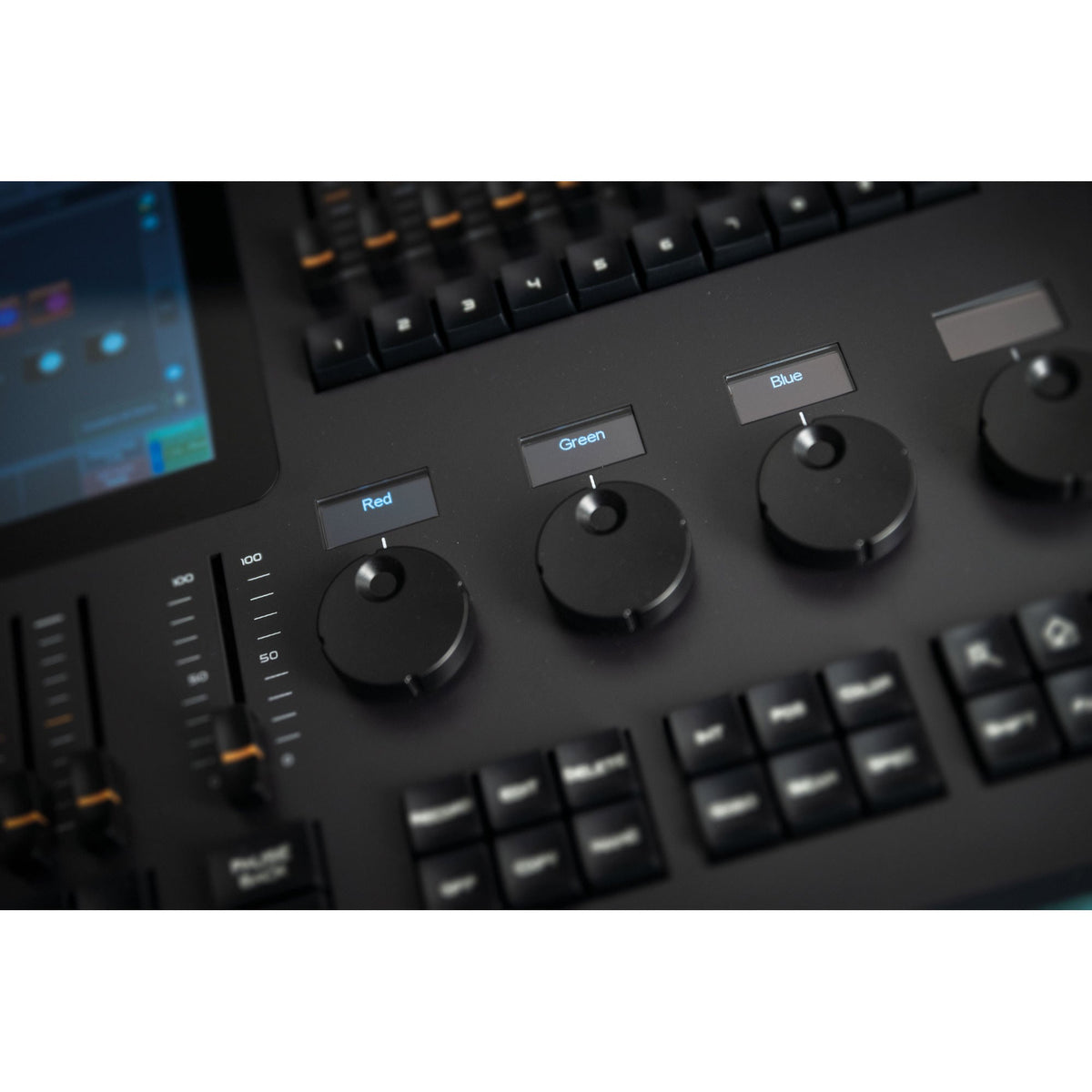 Showtec LAMPY 20 1U DMX pultas, spalvų parametrų reguliatorių ir OLED ekranų detalė