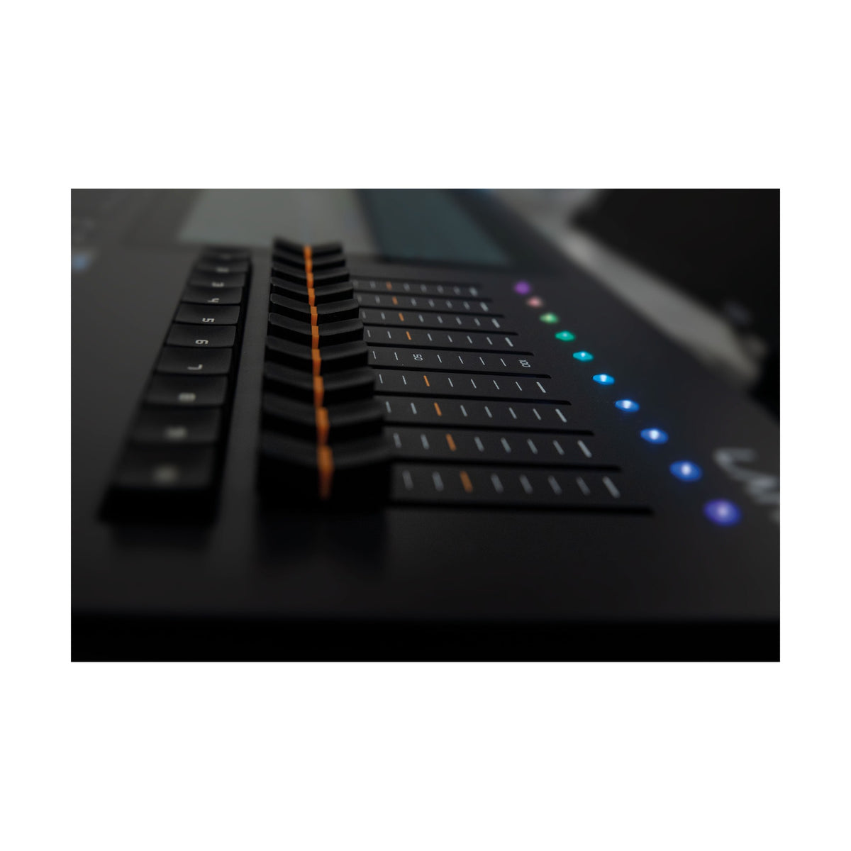 Showtec LAMPY 40 2U DMX pultas, feideriai ir jų LED indikatoriai