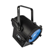 Showtec Performer 2500 Fresnel Q6 MKII teatrinis prožektorius, bendras vaizdas su mėlyna šviesa