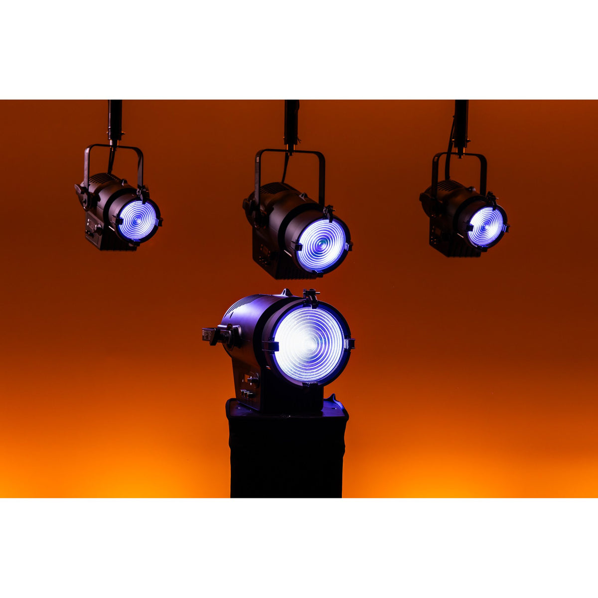 Showtec Performer 2500 Fresnel Q6 MKII teatrinis prožektorius, šaltos baltos šviesos demonstravimas