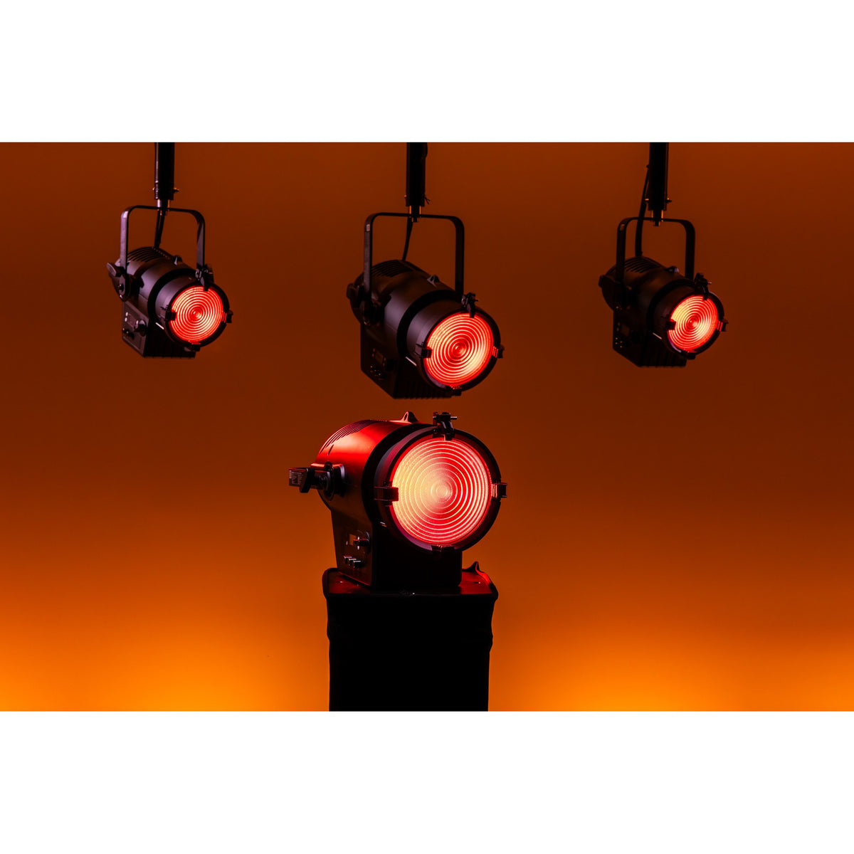 Showtec Performer 2500 Fresnel Q6 MKII teatrinis prožektorius, raudonas apšvietimas ant konstrukcijos