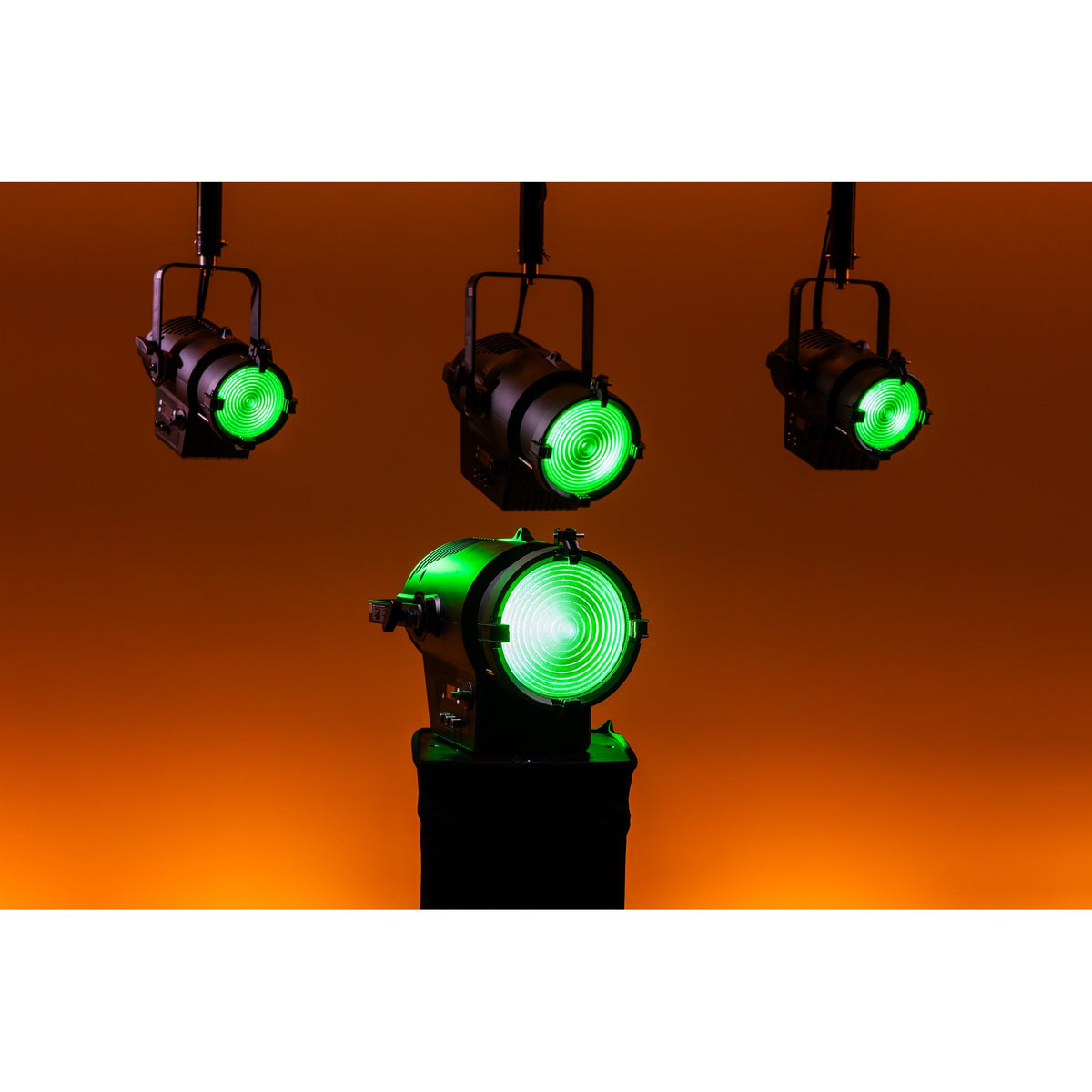 Showtec Performer 2500 Fresnel Q6 MKII teatrinis prožektorius, žalias apšvietimas ant konstrukcijos