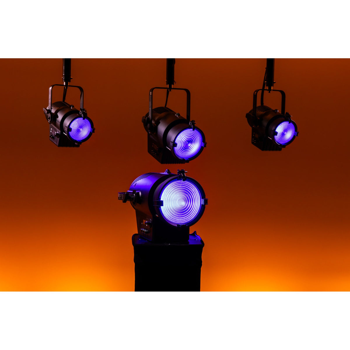 Showtec Performer 2500 Fresnel Q6 MKII teatrinis prožektorius, violetinis apšvietimas ant konstrukcijos