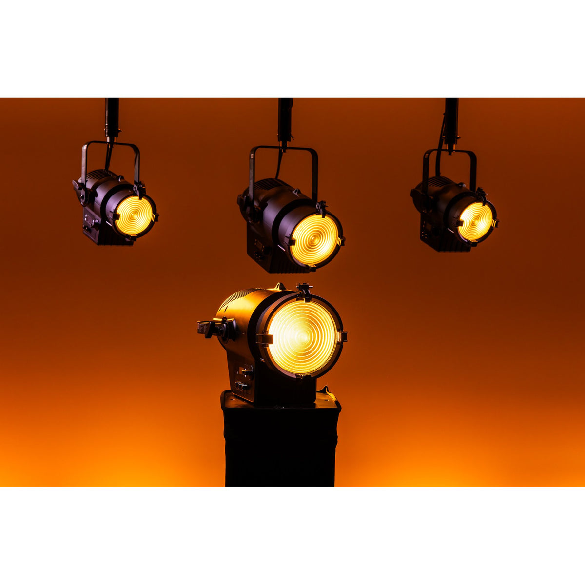 Showtec Performer 2500 Fresnel Q6 MKII teatrinis prožektorius, geltonas apšvietimas ant konstrukcijos