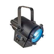 Showtec Performer Fresnel 1500 Q6 MKII teatrinis prožektorius, bendras vaizdas su žydra šviesa