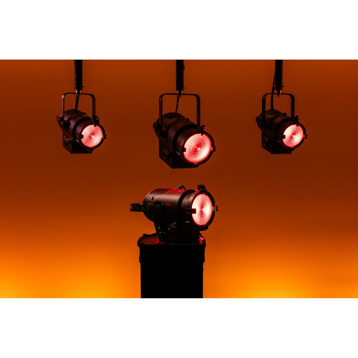 Showtec Performer Fresnel 1500 Q6 MKII teatrinis prožektorius, raudono apšvietimo demonstravimas