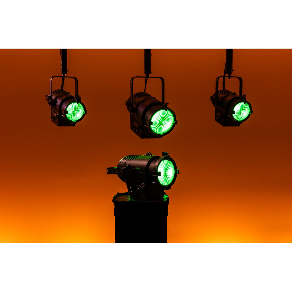 Showtec Performer Fresnel 1500 Q6 MKII teatrinis prožektorius, žalio apšvietimo demonstravimas