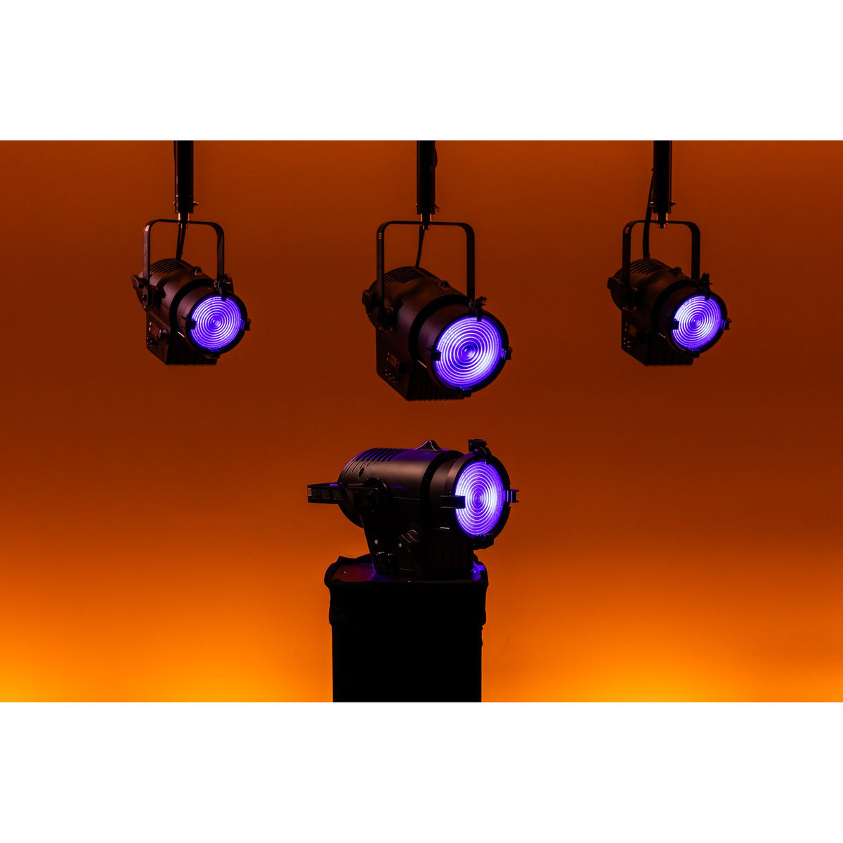Showtec Performer Fresnel 1500 Q6 MKII teatrinis prožektorius, violetinio apšvietimo demonstravimas