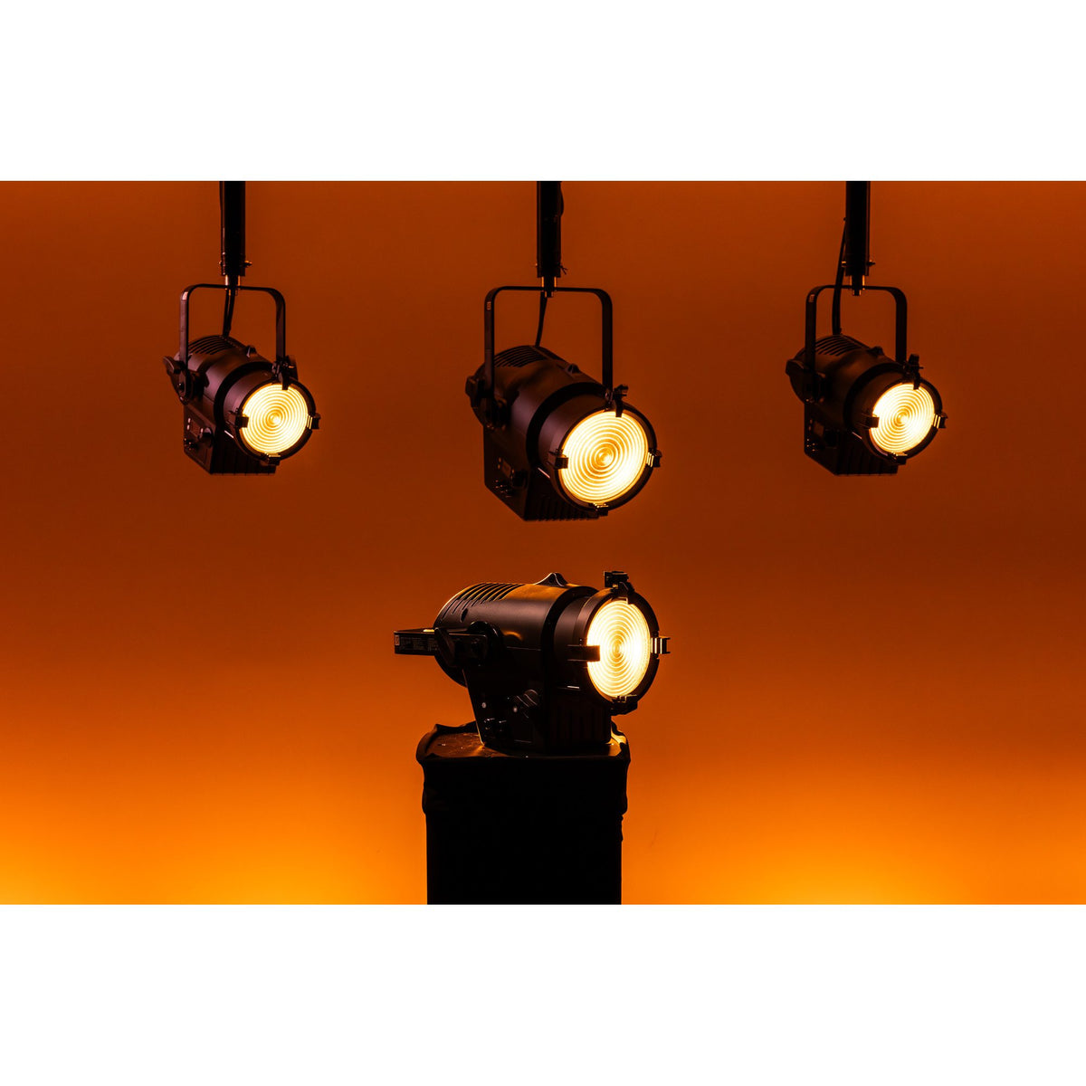 Showtec Performer Fresnel 1500 Q6 MKII teatrinis prožektorius, gintarinio apšvietimo demonstravimas
