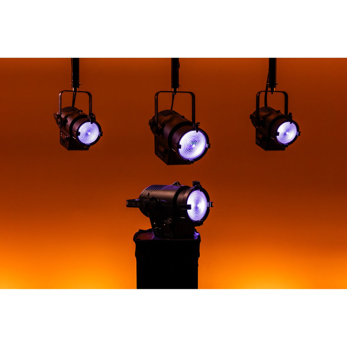 Showtec Performer Fresnel 1500 Q6 MKII teatrinis prožektorius, šaltos baltos šviesos demonstravimas