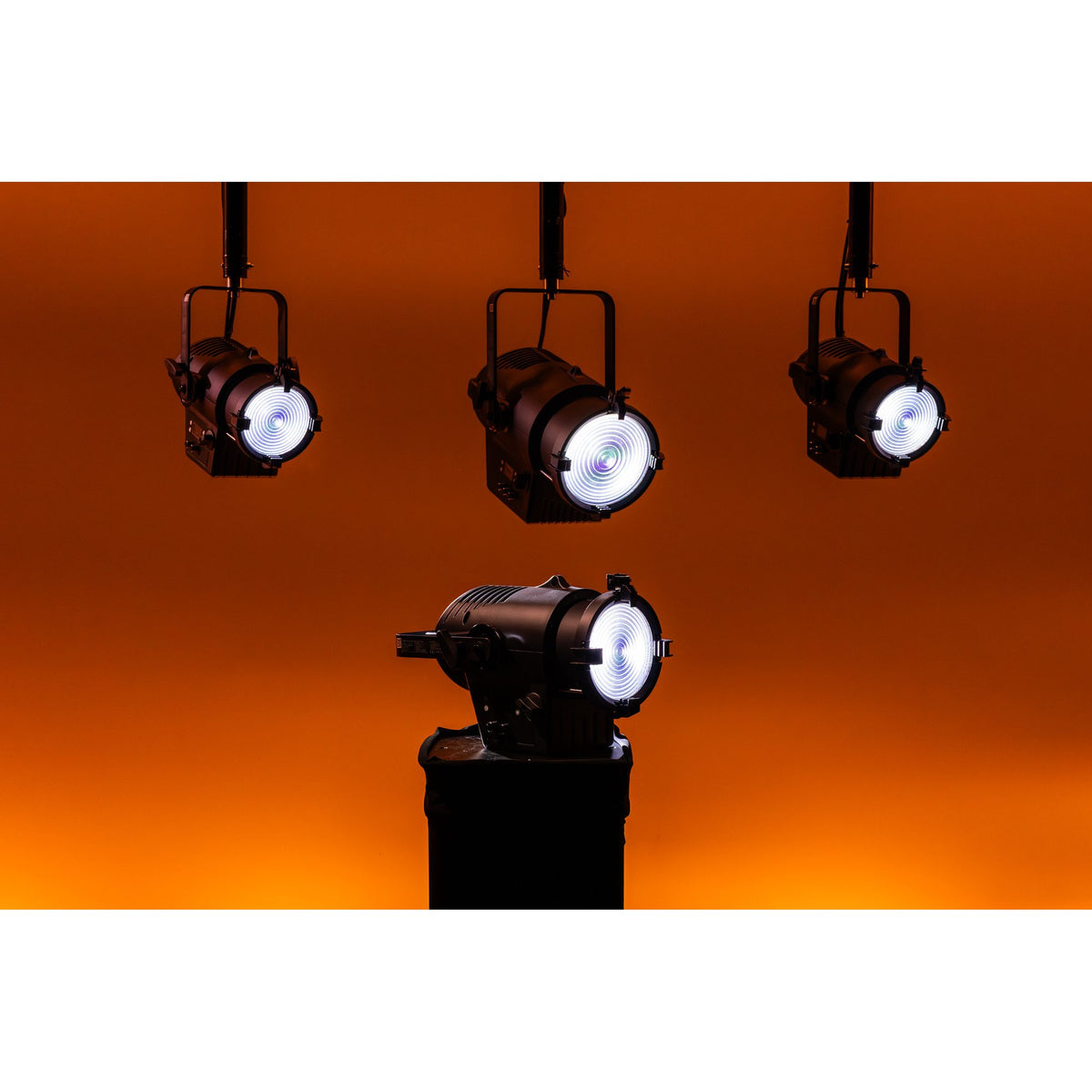 Showtec Performer Fresnel 1500 Q6 MKII teatrinis prožektorius, šiltos baltos šviesos demonstravimas