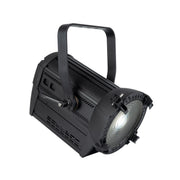 Showtec Performer Fresnel 2200 DDT teatrinis prožektorius, bendras vaizdas su šilta balta šviesa