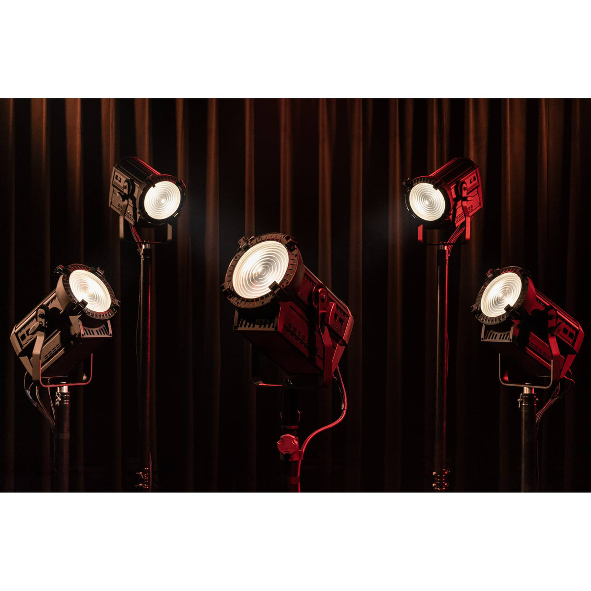 Showtec Performer Fresnel 2200 DDT teatrinis prožektorius, prožektorių montavimo ant konstrukcijos pavyzdys