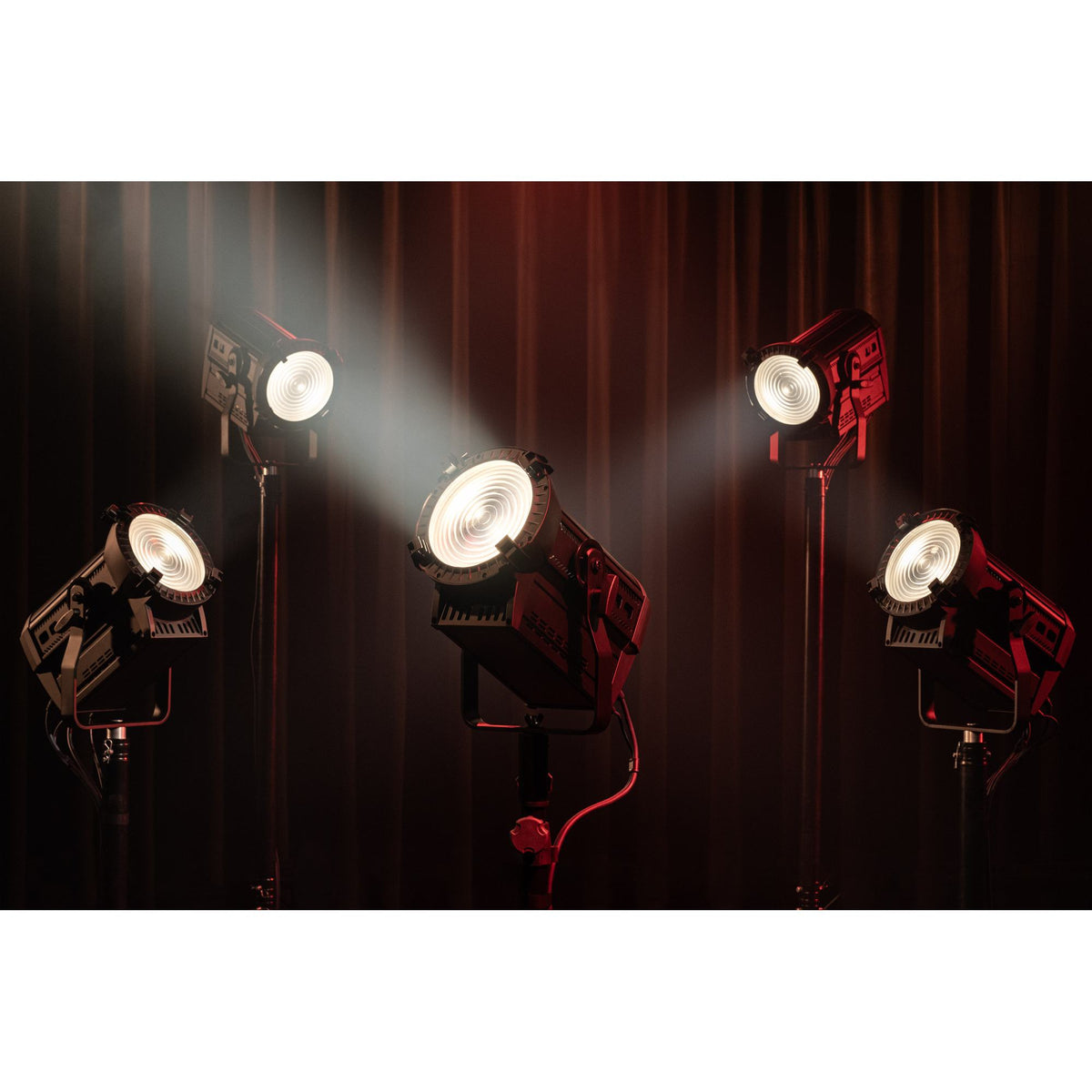 Showtec Performer Fresnel 2200 DDT teatrinis prožektorius, baltos šviesos demonstravimas