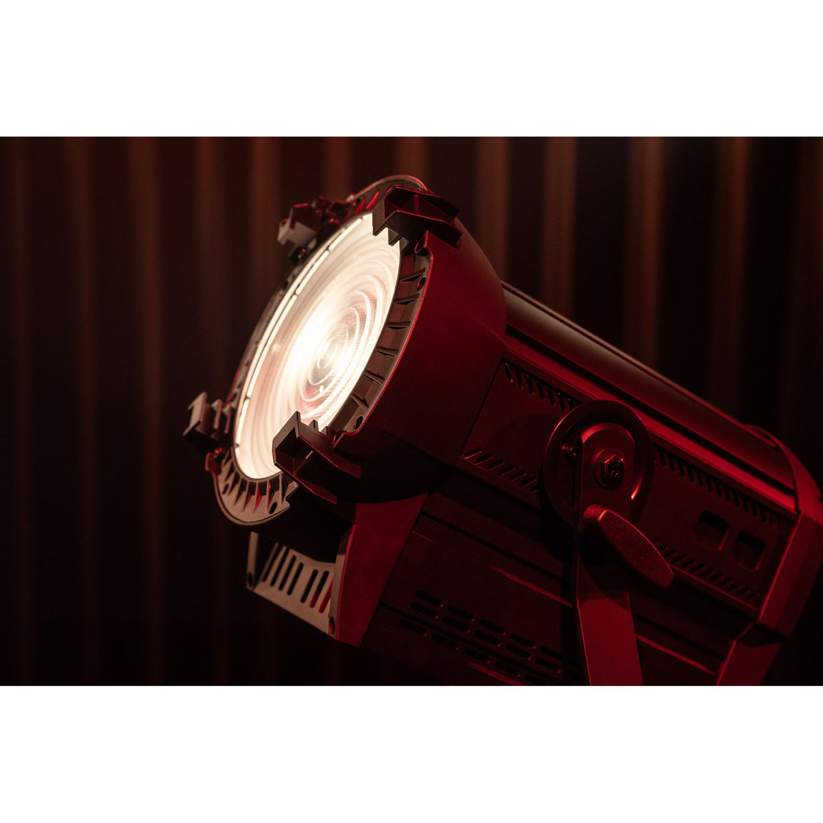 Showtec Performer Fresnel 2200 DDT teatrinis prožektorius, įjungtas prožektorius ant konstrukcijos