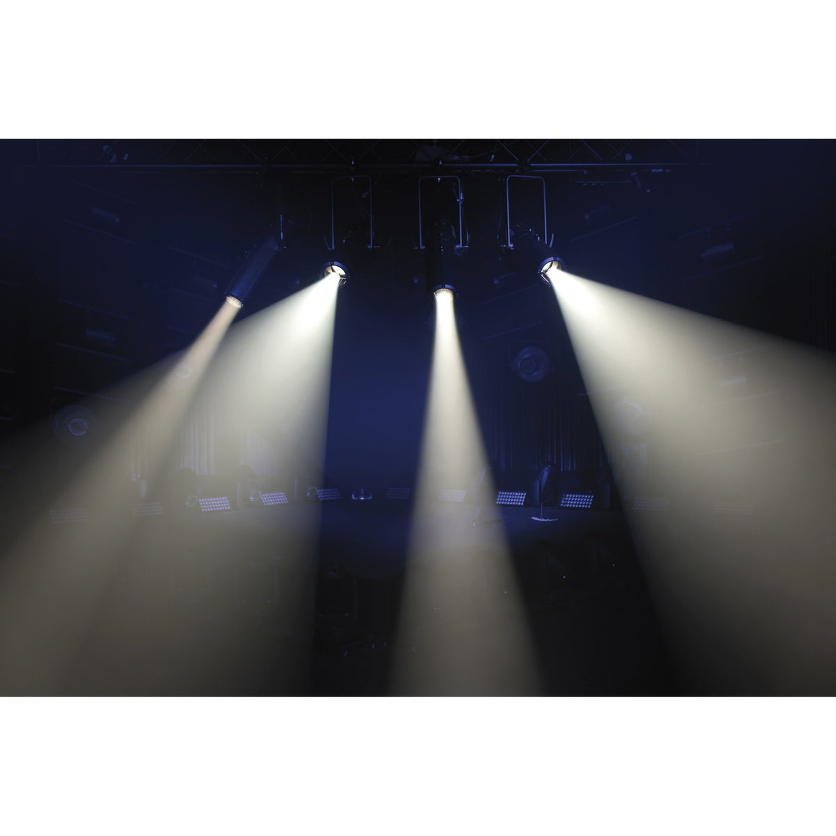 Showtec Performer Profile IP 3200 K profilinis prožektorius, kryptingo balto apšvietimo demonstravimas