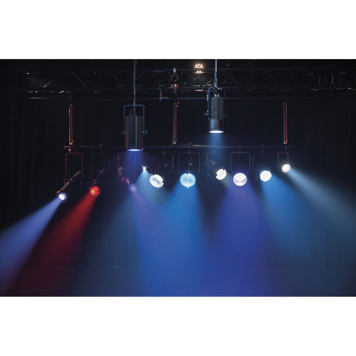 Showtec Performer Profile IP 3200 K profilinis prožektorius, Performer serijos prožektoriai ant konstrukcijos