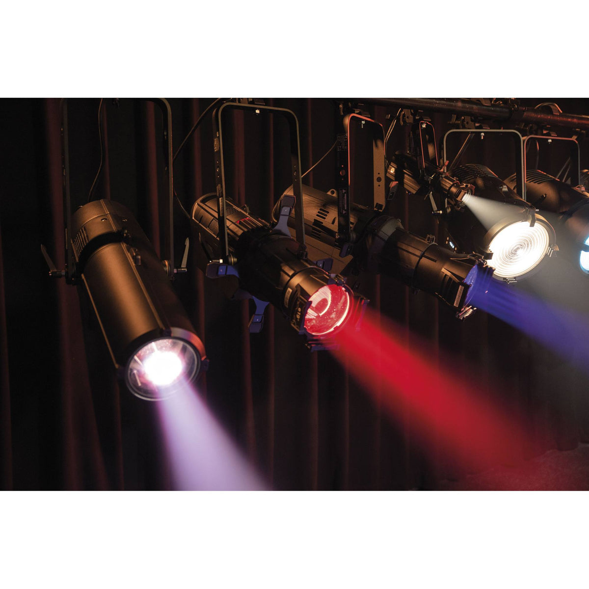 Showtec Performer Profile IP 3200 K profilinis prožektorius, Performer serijos apšvietimo įrengimo pavyzdys