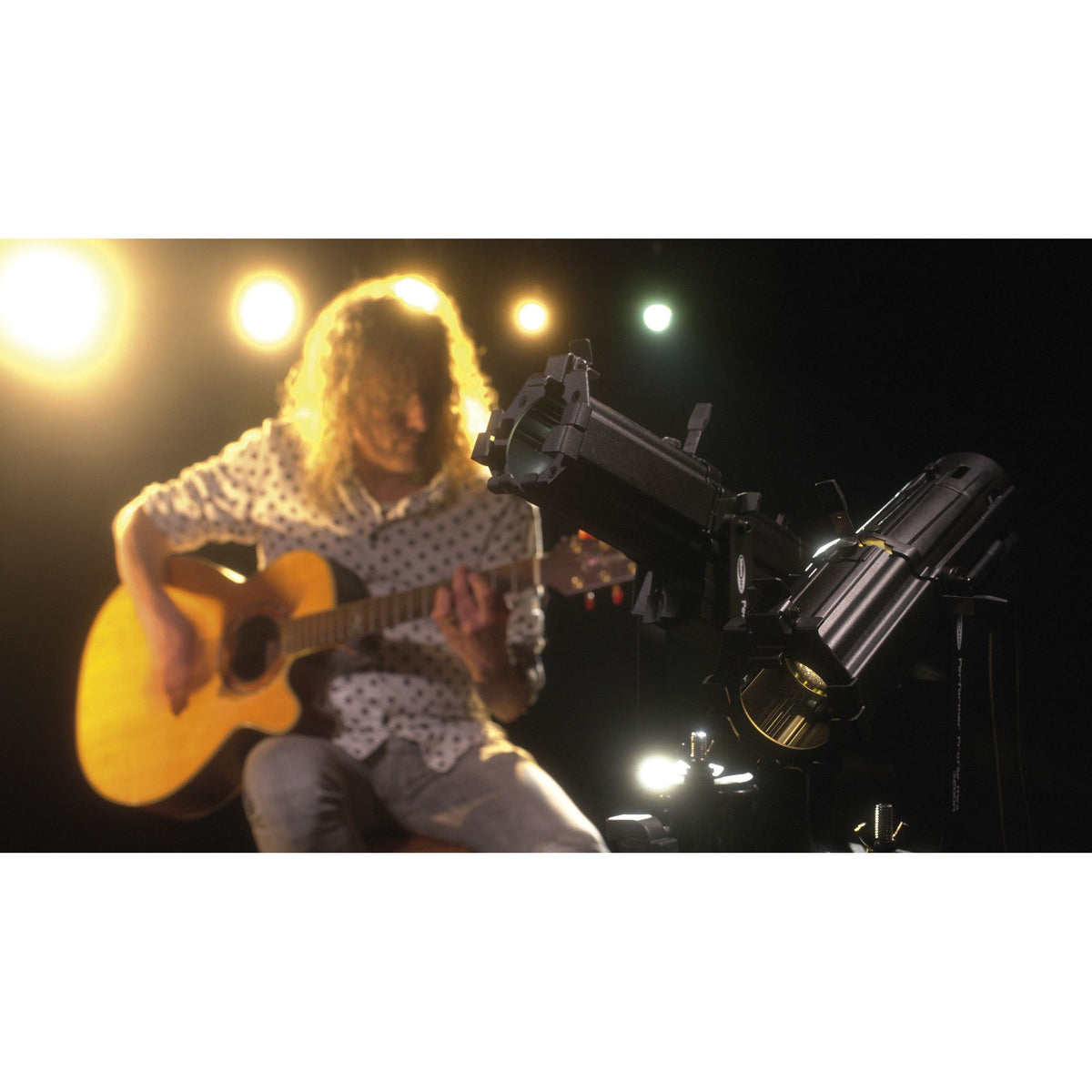 Showtec Performer Profile Mini, Performer series lighting with a guitarist
