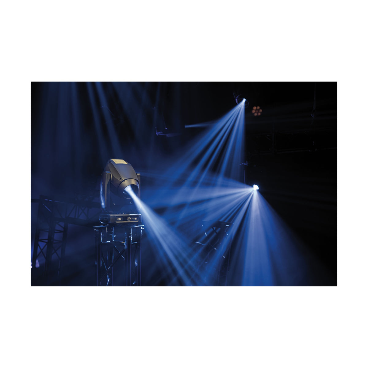 Showtec Phantom 12R Hybrid judanti galva, spindulių ir gobo projekcijų pavyzdys