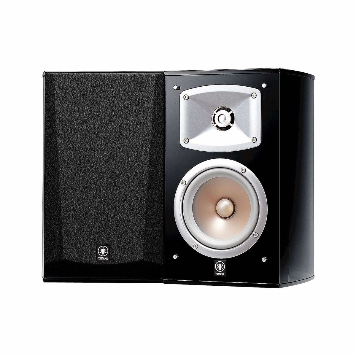 Yamaha NS-333 lentyninė garso kolonėlė: kolonėlės su grotelėmis ir be jų