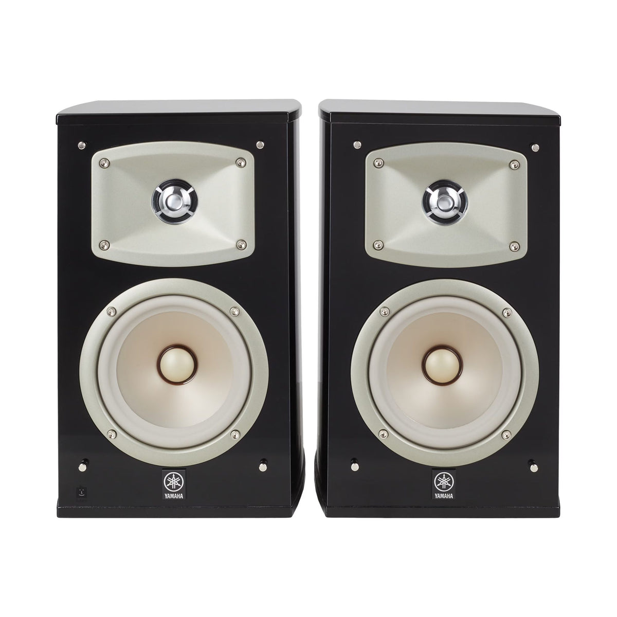 Yamaha NS-333 lentyninė garso kolonėlė: kolonėlių priekis be grotelių
