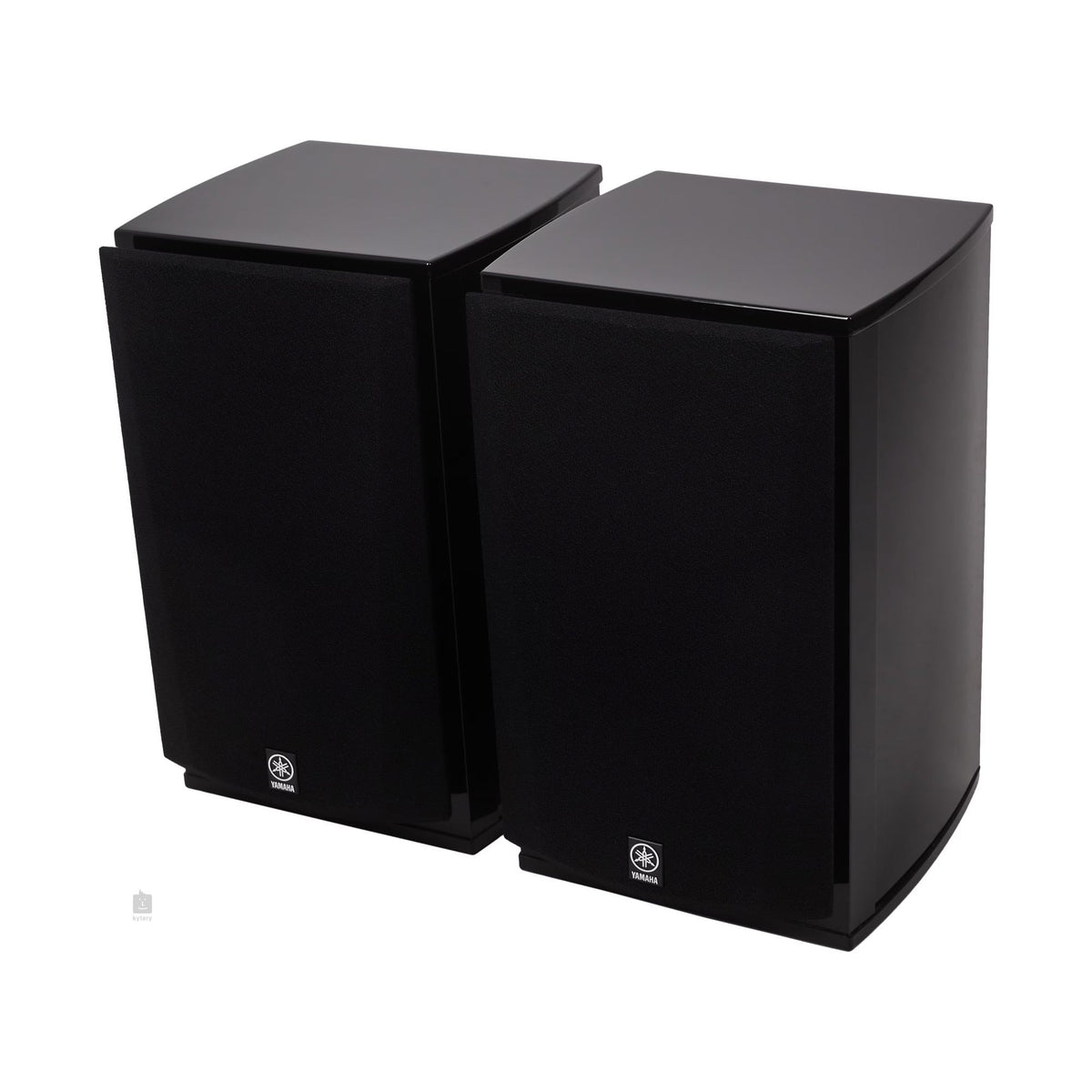 Yamaha NS-333 lentyninė garso kolonėlė: kolonėlės su grotelėmis, vaizdas kampu
