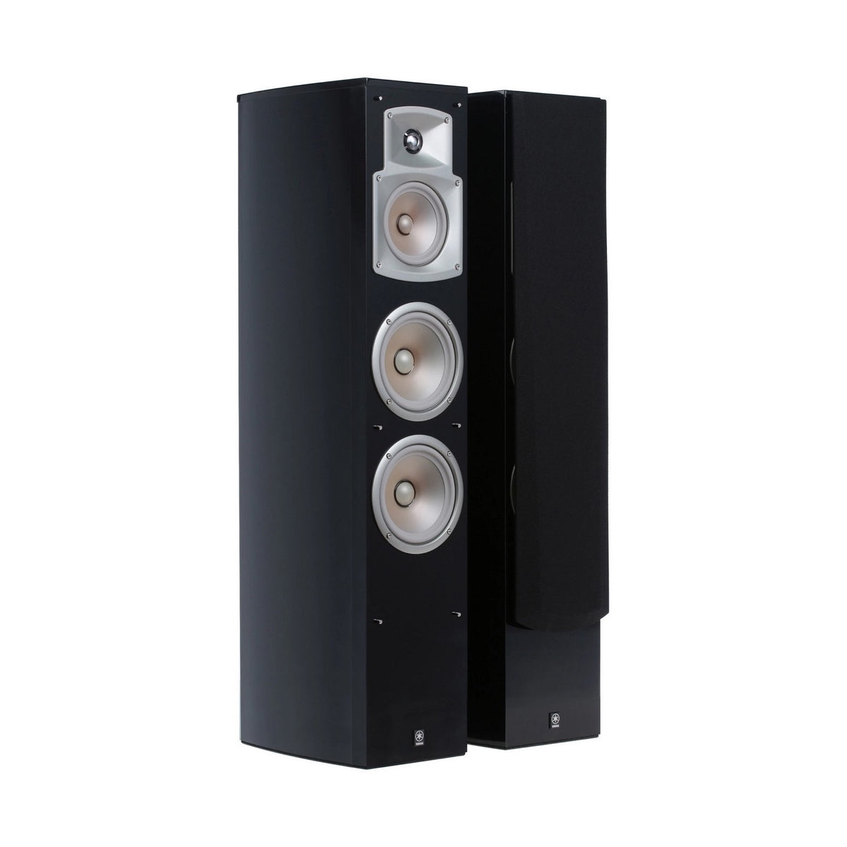 Yamaha NS-555 grindinė garso kolonėlė: kolonėlės be grotelių, vaizdas kampu