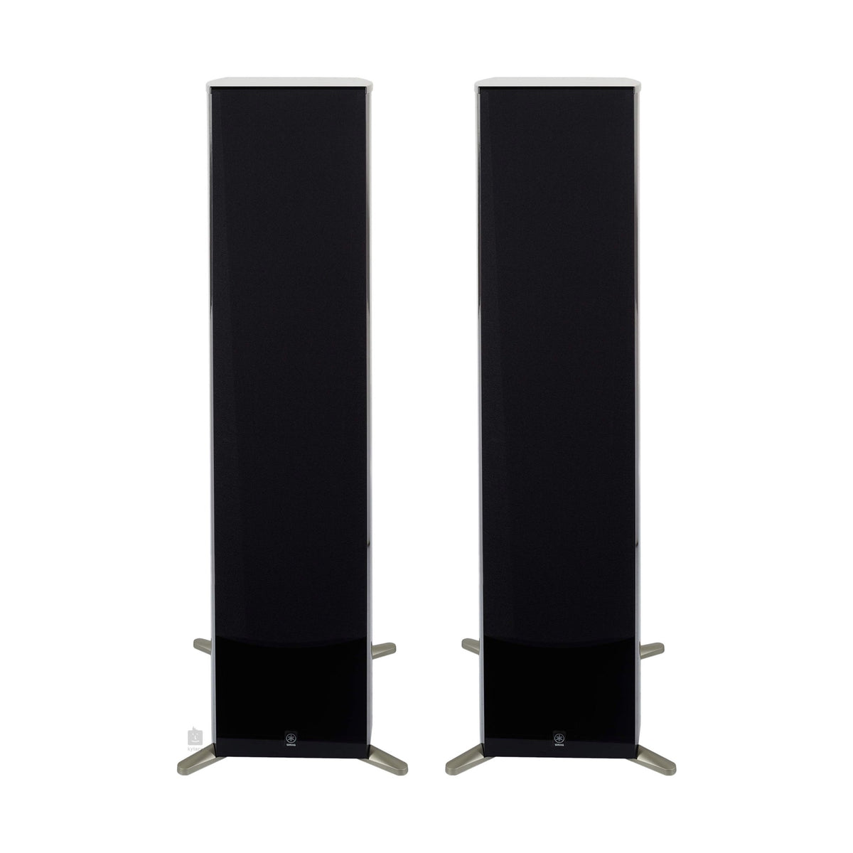 Yamaha NS-777 grindinė garso kolonėlė: kolonėlių priekis su grotelėmis