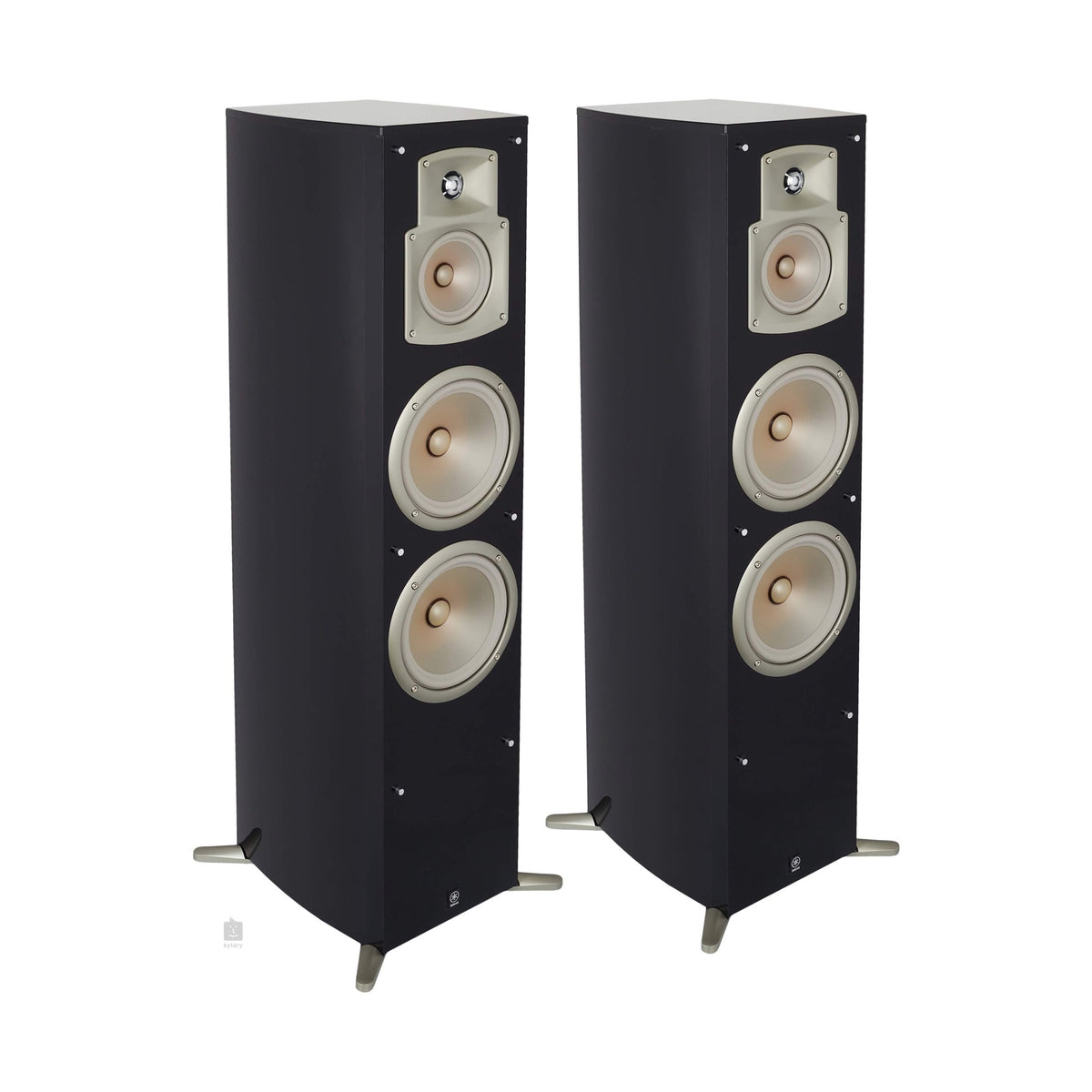 Yamaha NS-777 grindinė garso kolonėlė: kolonėlės be grotelių, vaizdas kampu