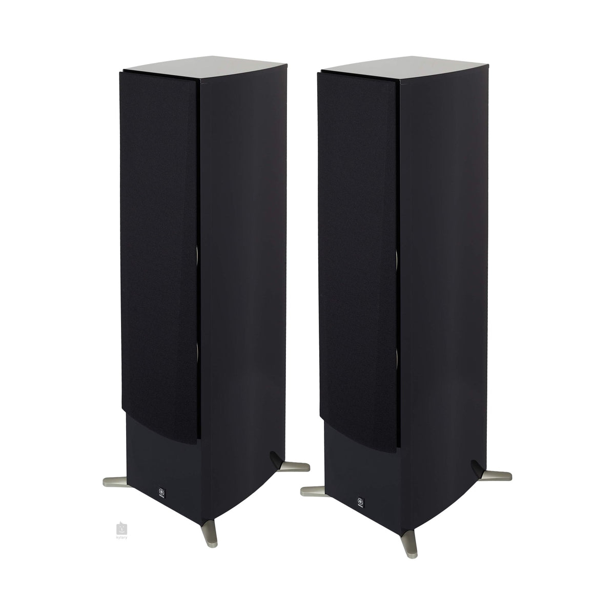 Yamaha NS-777 grindinė garso kolonėlė: kolonėlės su grotelėmis, vaizdas kampu