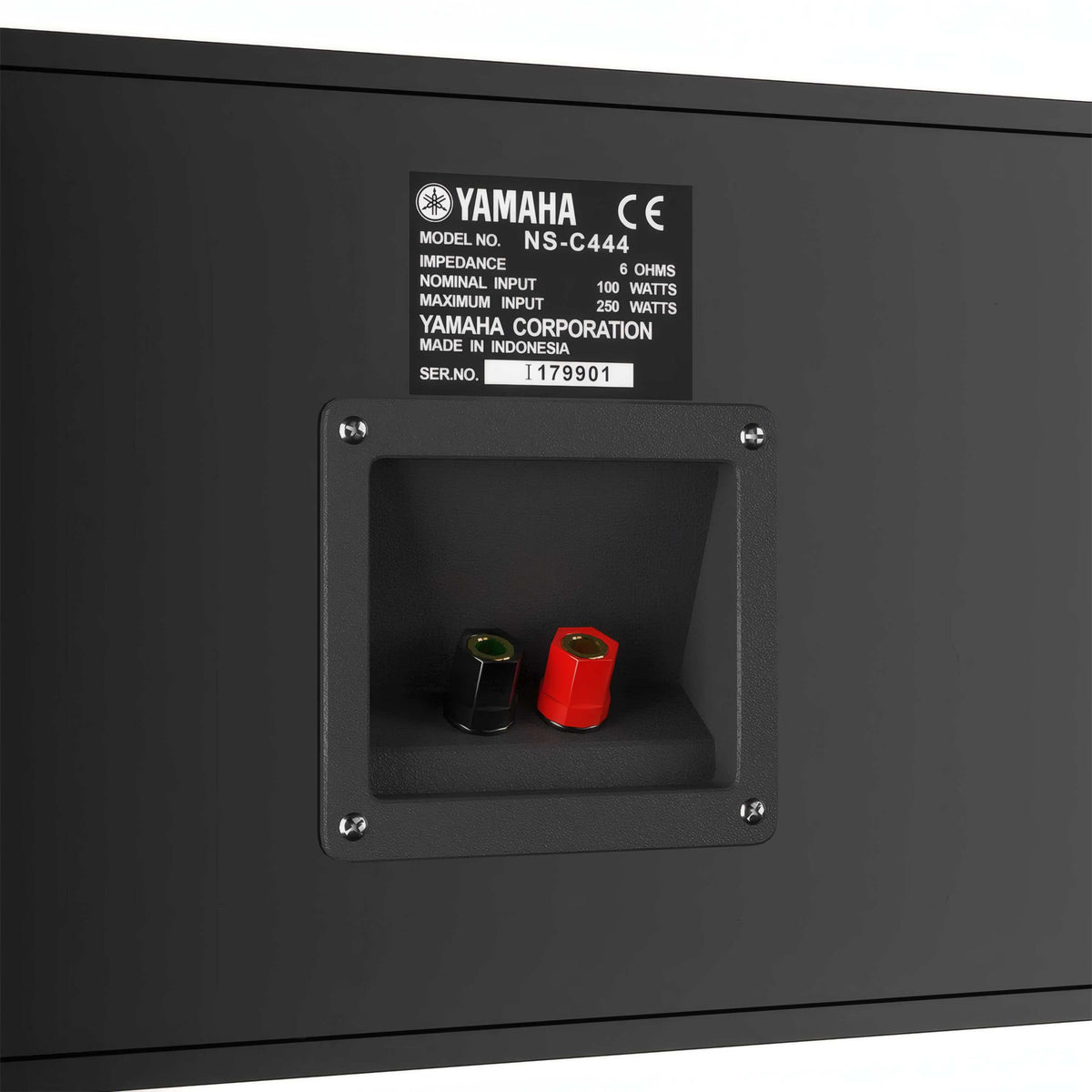 Yamaha NS-C444 centrinė garso kolonėlė (juoda spalva), galinių jungčių ir modelio lentelės detalė