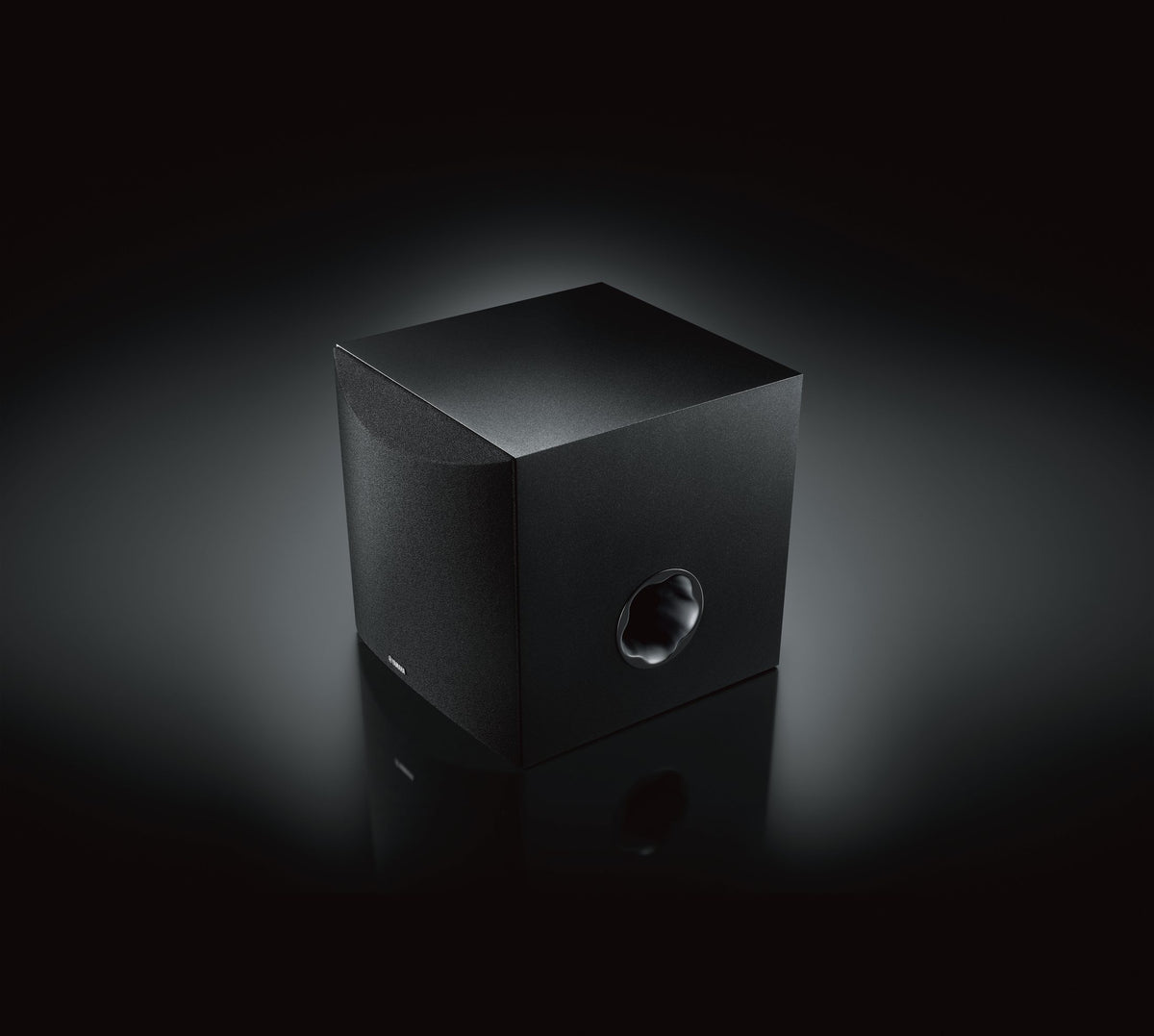 Yamaha NS-SW050 – gamintojo nuotrauka tamsiame fone
