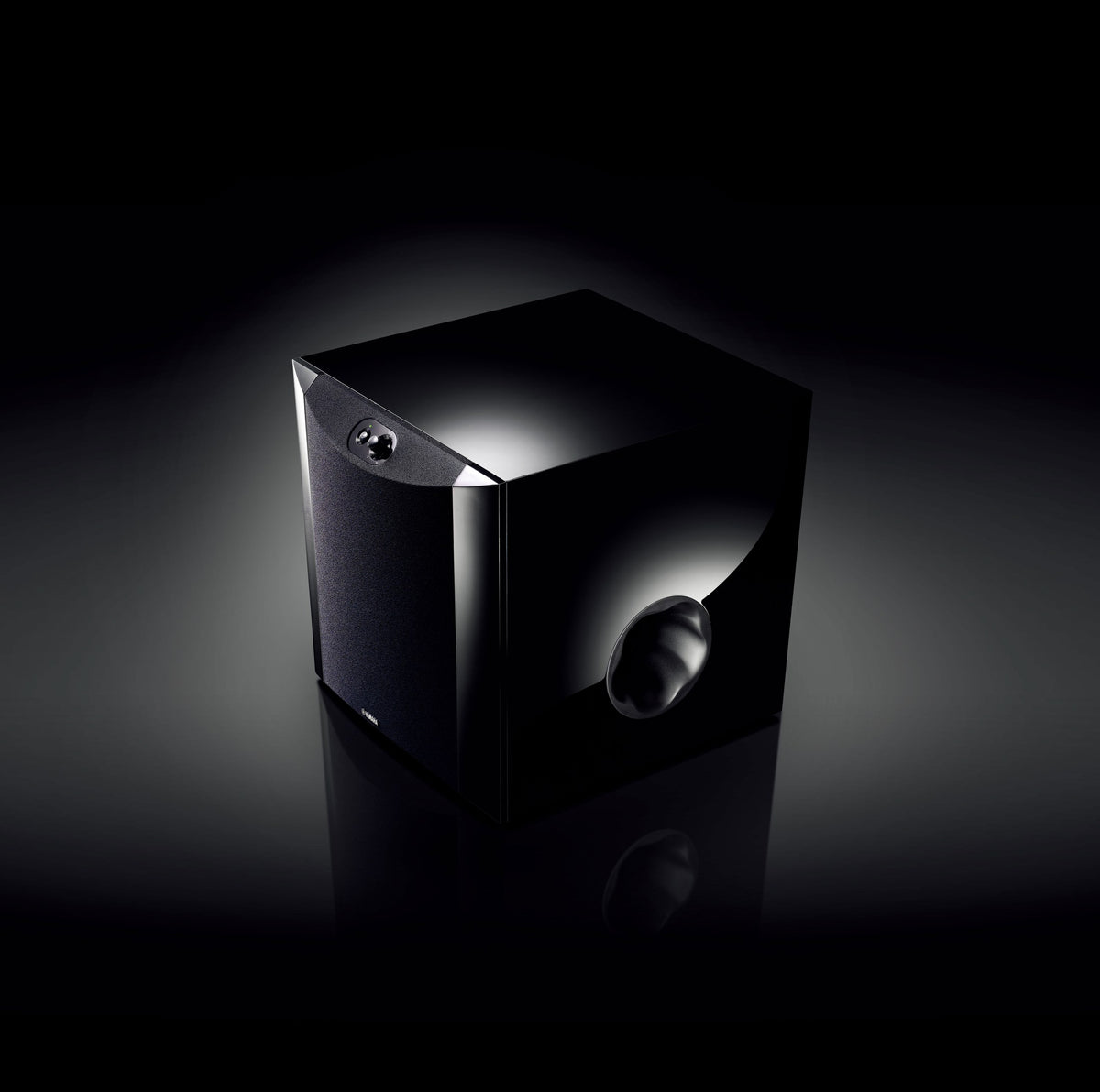 Yamaha NS-SW200 – gamintojo nuotrauka tamsiame fone