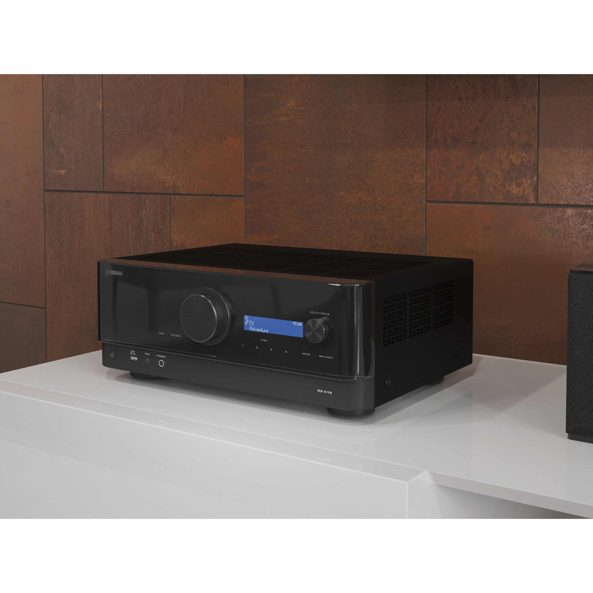 Yamaha RX-V4A namų kino AV stiprintuvas (juoda spalva), stiprintuvo korpusas svetainėje