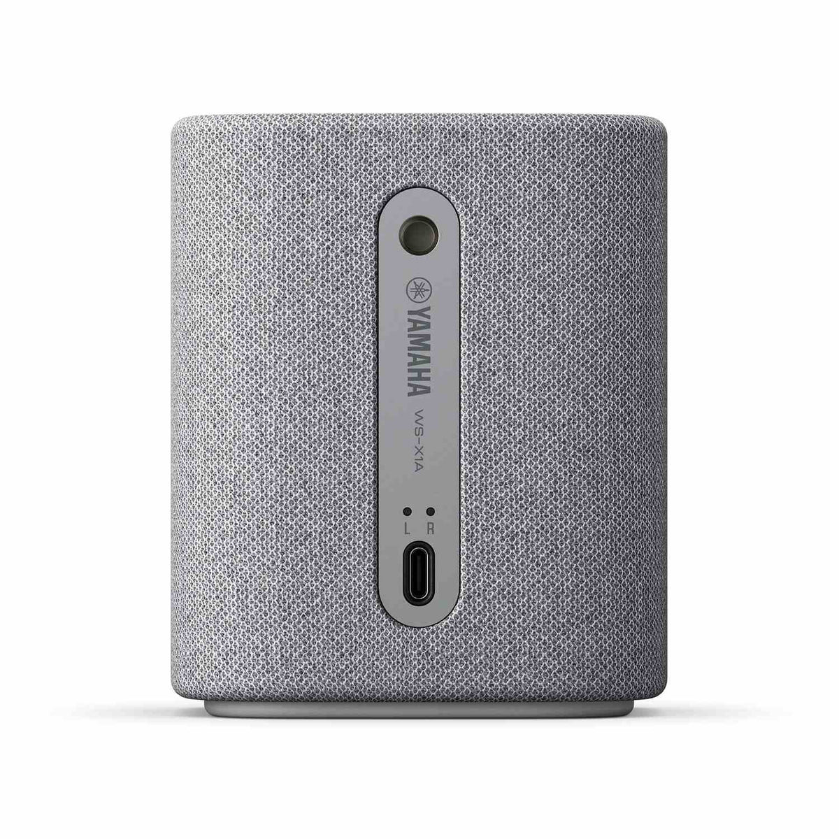 Yamaha TRUE X SURROUND 50A garso sistemos komplektas (šviesiai pilka spalva), komplekto galinės WS-X1A kolonėlės įkrovimo jungtis